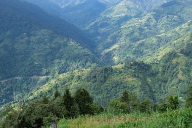 Himalayalar 'ın dağlarına düşen güneş ışınları, Okhrey, Sikkim, Hindistan' ın dağ katmanlarının manzaralı güzelliği. Okhrey Köyü Sikkim 'de turistlerin dağ manzarası izlediği ücra bir yer..