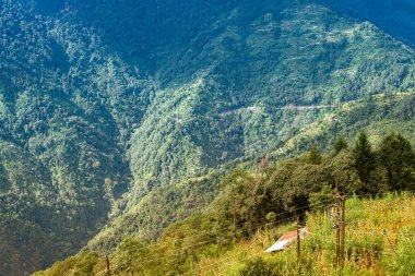 Himalaya dağlarına düşen güzel güneş ışınları, ışık oyunu Okhrey, Sikkim, Hindistan 'ın manzaralı güzelliği. Okhrey Köyü Sikkim 'de turistlerin dağ manzarası izlediği ücra bir yer..