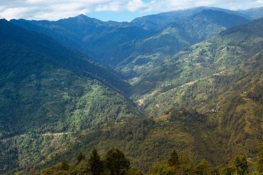 Himalaya dağlarına düşen güzel güneş ışınları, ışık oyunu Okhrey, Sikkim, Hindistan 'ın manzaralı güzelliği. Okhrey Köyü Sikkim 'de turistlerin dağ manzarası izlediği ücra bir yer..