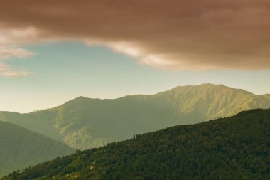 Himalayalar 'ın dağlarına düşen güneş ışınları, Okhrey, Sikkim, Hindistan' ın dağ katmanlarının manzaralı güzelliği. Okhrey Köyü Sikkim 'de turistlerin dağ manzarası izlediği ücra bir yer..