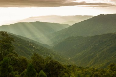 Himalaya dağlarına düşen güzel güneş ışınları, ışık oyunu Okhrey, Sikkim, Hindistan 'ın manzaralı güzelliği. Okhrey Köyü Sikkim 'de turistlerin dağ manzarası izlediği ücra bir yer..
