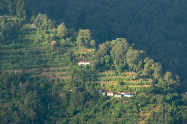 Himalayalar 'ın dağlarına düşen güneş ışınları, Okhrey, Sikkim, Hindistan' ın dağ katmanlarının manzaralı güzelliği. Okhrey Köyü Sikkim 'de turistlerin dağ manzarası izlediği ücra bir yer..