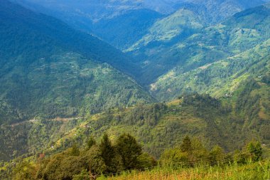 Himalaya dağlarına düşen güzel güneş ışınları, ışık oyunu Okhrey, Sikkim, Hindistan 'ın manzaralı güzelliği. Okhrey Köyü Sikkim 'de turistlerin dağ manzarası izlediği ücra bir yer..