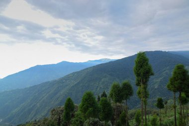 Dağların, Okhrey 'nin, Sikkim' in, Hindistan 'ın manzara güzelliği. Okhrey köyü Sikkim 'in en uzak yerlerinden birinde Hindistan' dan gelen turistler tarafından huzurlu, sakin Himalaya sıradağlarının keyfini çıkarılıyor..