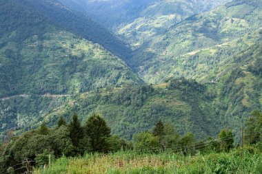 Himalayalar 'ın dağlarına düşen güneş ışınları, Okhrey, Sikkim, Hindistan' ın dağ katmanlarının manzaralı güzelliği. Okhrey Köyü Sikkim 'de turistlerin dağ manzarası izlediği ücra bir yer..