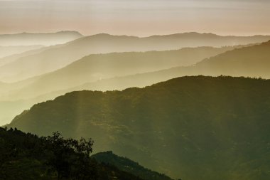 Himalaya dağlarına düşen güzel güneş ışınları, ışık oyunu Okhrey, Sikkim, Hindistan 'ın manzaralı güzelliği. Okhrey Köyü Sikkim 'de turistlerin dağ manzarası izlediği ücra bir yer..