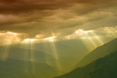 Rabangla, Sikkim, Hindistan 'dan gelen güneş ışınları. Arka planda Himalaya dağları var. Gökyüzünün güzel manzarası ve büyük Himalaya dağları.