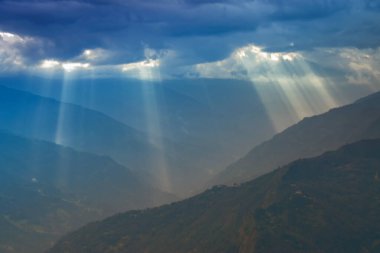 Rabangla, Sikkim, Hindistan 'dan gelen güneş ışınları. Arka planda Himalaya dağları var. Gökyüzünün güzel manzarası ve büyük Himalaya dağları.