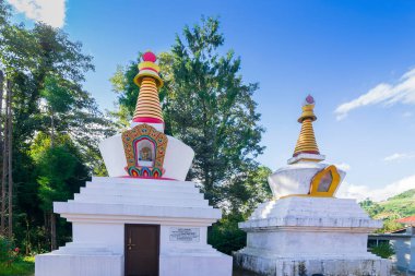 Beyaz renkli Budist aptallar, Budizm 'de ibadet, hac ve meditasyon yeri. Okhrey Köyündeki Manastır, Sikkim, Hindistan.