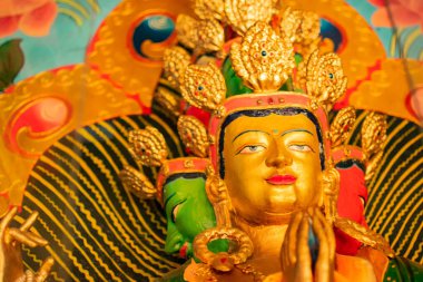 Buda 'nın birçok yönünün sembolü olan üç kişi Goutama Buddha' ya karşı çıktı. Buda 'nın farklı bedenleri ve aydınlanmaya giden çeşitli yollar. Okhrey Manastırı - Sikkim, Hindistan. İzinle vuruldu..