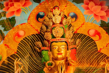 Buda 'nın birçok yönünün sembolü olan üç kişi Goutama Buddha' ya karşı çıktı. Buda 'nın farklı bedenleri ve aydınlanmaya giden çeşitli yollar. Okhrey Manastırı - Sikkim, Hindistan. İzinle vuruldu..