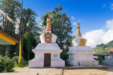 Beyaz renkli Budist aptallar, Budizm 'de ibadet, hac ve meditasyon yeri. Okhrey Köyündeki Manastır, Sikkim, Hindistan.