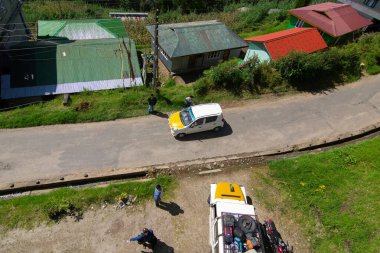 Okhrey köyüne giden güzel bir yol, Himalaya dağlarının üzerinden. Okhrey arka planda doğal manzarası olan uzak bir köydür, Sikkim, Hindistan 'da..
