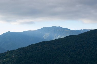 Dağların, Okhrey 'nin, Sikkim' in, Hindistan 'ın manzara güzelliği. Okhrey köyü Sikkim 'in en uzak yerlerinden birinde Hindistan' dan gelen turistler tarafından huzurlu, sakin Himalaya sıradağlarının keyfini çıkarılıyor..