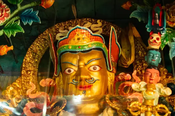 Goutama Buddha 'nın yüzü, Budist dini sembolü, Okhrey Manastırı - Sikkim, Hindistan. İzinle resim çekimi.