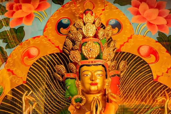 Buda 'nın birçok yönünün sembolü olan üç kişi Goutama Buddha' ya karşı çıktı. Buda 'nın farklı bedenleri ve aydınlanmaya giden çeşitli yollar. Okhrey Manastırı - Sikkim, Hindistan. İzinle vuruldu..