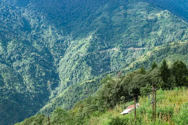 Himalayalar 'ın dağlarına düşen güneş ışınları, Okhrey, Sikkim, Hindistan' ın dağ katmanlarının manzaralı güzelliği. Okhrey Köyü Sikkim 'de turistlerin dağ manzarası izlediği ücra bir yer..