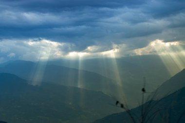 Rabangla, Sikkim, Hindistan 'dan gelen güneş ışınları. Arka planda Himalaya dağları var. Gökyüzünün güzel manzarası ve büyük Himalaya dağları.