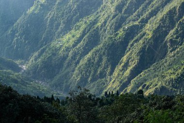 Himalayalar 'ın dağlarına düşen güneş ışınları, Okhrey, Sikkim, Hindistan' ın dağ katmanlarının manzaralı güzelliği. Okhrey Köyü Sikkim 'de turistlerin dağ manzarası izlediği ücra bir yer..