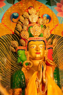 Birçoğu Buda 'nın birçok yönünün sembolü olan Goutama Buddha' yla, Buda 'nın farklı bedenleriyle ve aydınlanmaya giden çeşitli yollarla karşı karşıya geldi. Okhrey Manastırı - Sikkim, Hindistan. İzinle vuruldu..