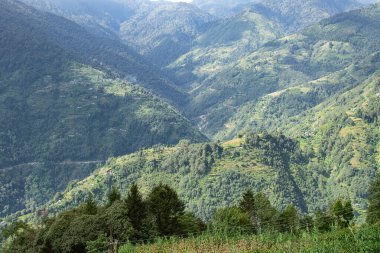Himalayalar 'ın dağlarına düşen güneş ışınları, Okhrey, Sikkim, Hindistan' ın dağ katmanlarının manzaralı güzelliği. Okhrey Köyü Sikkim 'de turistlerin dağ manzarası izlediği ücra bir yer..