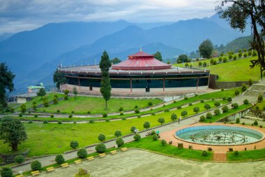 Himalaya dağları Buda Parkı 'nı çevreleyen Rabangla, Sikkim, Hindistan. Himalaya Dağları ile çevrili olan bu bölgeye Buda Parkı deniliyor. Hindistan 'ın dört bir yanından gelen turistler için popüler bir turizm merkezi..