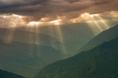 Rabangla, Sikkim, Hindistan 'dan gelen güneş ışınları. Arka planda Himalaya dağları var. Gökyüzünün güzel manzarası ve büyük Himalaya dağları.