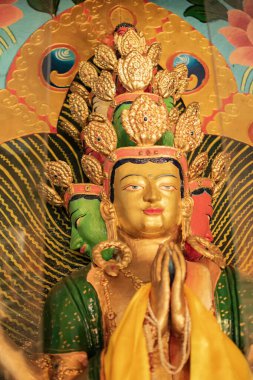 Birçoğu Buda 'nın birçok yönünün sembolü olan Goutama Buddha' yla, Buda 'nın farklı bedenleriyle ve aydınlanmaya giden çeşitli yollarla karşı karşıya geldi. Okhrey Manastırı - Sikkim, Hindistan. İzinle vuruldu..