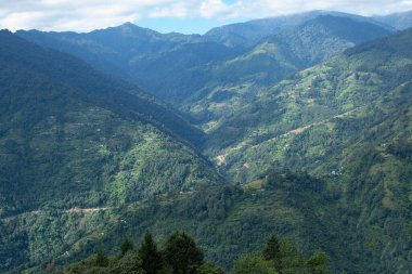 Himalayalar 'ın dağlarına düşen güneş ışınları, Okhrey, Sikkim, Hindistan' ın dağ katmanlarının manzaralı güzelliği. Okhrey Köyü Sikkim 'de turistlerin dağ manzarası izlediği ücra bir yer..
