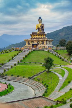 Rabangla, Sikkim, Hindistan 'daki Lord Buddha' nın güzel büyük heykeli. Himalaya Dağları ile çevrili olan bu bölgeye Buda Parkı deniliyor. Hindistan 'ın dört bir yanından gelen turistler için popüler bir turizm merkezi..