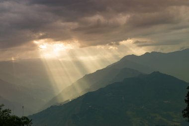 Rabangla, Sikkim, Hindistan 'dan gelen güneş ışınları. Arka planda Himalaya dağları var. Gökyüzünün güzel manzarası ve büyük Himalaya dağları.