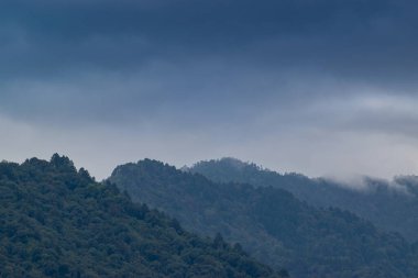 Dağların, Okhrey 'nin, Sikkim' in, Hindistan 'ın manzara güzelliği. Okhrey köyü Sikkim 'in en uzak yerlerinden birinde Hindistan' dan gelen turistler tarafından huzurlu, sakin Himalaya sıradağlarının keyfini çıkarılıyor..