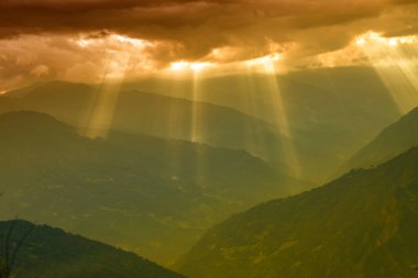 Rabangla, Sikkim, Hindistan 'dan gelen güneş ışınları. Arka planda Himalaya dağları var. Gökyüzünün güzel manzarası ve büyük Himalaya dağları.
