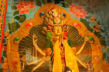 Buda 'nın birçok yönünün sembolü olan üç kişi Goutama Buddha' ya karşı çıktı. Buda 'nın farklı bedenleri ve aydınlanmaya giden çeşitli yollar. Okhrey Manastırı - Sikkim, Hindistan. İzinle vuruldu..