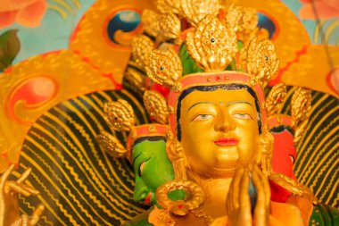 Buda 'nın birçok yönünün sembolü olan üç kişi Goutama Buddha' ya karşı çıktı. Buda 'nın farklı bedenleri ve aydınlanmaya giden çeşitli yollar. Okhrey Manastırı - Sikkim, Hindistan. İzinle vuruldu..