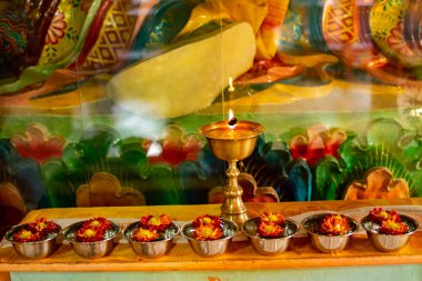 Diya ya da lamba, diğer kutsal Budist dini nesneler barış içinde Budist Manastırı 'nda bir araya getirildi. Okhrey Köyü, Sikkim, Hindistan. İzinle resim çekimi.