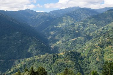 Himalayalar 'ın dağlarına düşen güneş ışınları, Okhrey, Sikkim, Hindistan' ın dağ katmanlarının manzaralı güzelliği. Okhrey Köyü Sikkim 'de turistlerin dağ manzarası izlediği ücra bir yer..