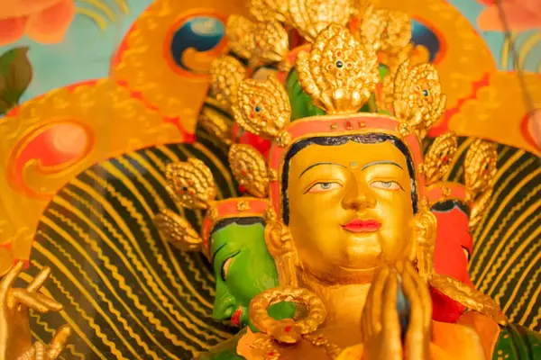 Buda 'nın birçok yönünün sembolü olan üç kişi Goutama Buddha' ya karşı çıktı. Buda 'nın farklı bedenleri ve aydınlanmaya giden çeşitli yollar. Okhrey Manastırı - Sikkim, Hindistan. İzinle vuruldu..