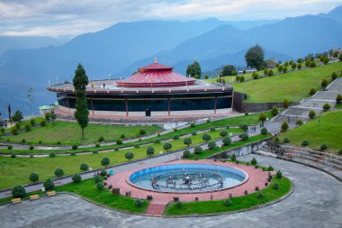 Himalaya dağları Buda Parkı 'nı çevreleyen Rabangla, Sikkim, Hindistan. Himalaya Dağları ile çevrili olan bu bölgeye Buda Parkı deniliyor. Hindistan 'ın dört bir yanından gelen turistler için popüler bir turizm merkezi..