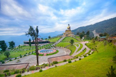 Rabangla, Sikkim, Hindistan 'daki Lord Buddha' nın güzel büyük heykeli. Himalaya Dağları ile çevrili olan bu bölgeye Buda Parkı deniliyor. Hindistan 'ın dört bir yanından gelen turistler için popüler bir turizm merkezi..