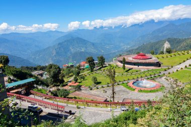 Himalaya dağları Buda Parkı 'nı çevreleyen Rabangla, Sikkim, Hindistan. Himalaya Dağları ile çevrili olan bu bölgeye Buda Parkı deniliyor. Hindistan 'ın dört bir yanından gelen turistler için popüler bir turizm merkezi..