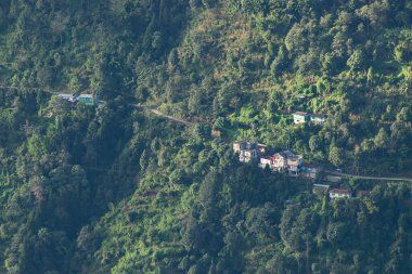 Himalayalar 'ın dağlarına düşen güneş ışınları, Okhrey, Sikkim, Hindistan' ın dağ katmanlarının manzaralı güzelliği. Okhrey Köyü Sikkim 'de turistlerin dağ manzarası izlediği ücra bir yer..