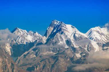 Soldan - Güney Kabru Dağı (24215 feet) ve Kuzey Kabru Dağı - Ravangla, Sikkim 'deki Himalaya dağlarının güzel manzarası. Himalaya Asya 'daki en büyük sıradağdır. .