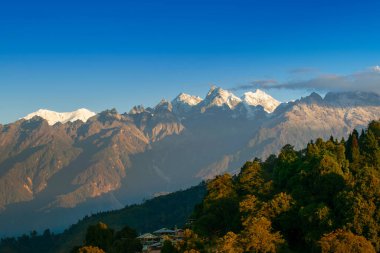 Ravangla 'daki Himalaya dağlarının güzel manzarası, Sikkim. Himalaya, Asya 'nın en büyük sıradağlarından biridir, çoğunlukla en yüksek 50 tepe, Everest dağı da dahil olmak üzere dünyanın en yüksek dağlarıdır..