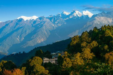 Ravangla 'daki Himalaya dağlarının güzel manzarası, Sikkim. Himalaya, Asya 'nın en büyük sıradağlarından biridir, çoğunlukla en yüksek 50 tepe, Everest dağı da dahil olmak üzere dünyanın en yüksek dağlarıdır..