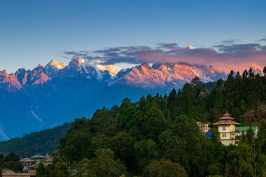 Kanchenjugha Dağı, Himalaya sıradağları, Sikkim, Hindistan 'da güneşin doğuşundan güzel bir gün ışığı. Şafak vakti dağlarda turuncu renkler