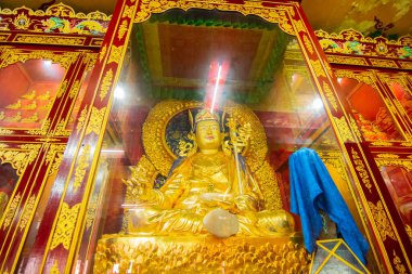 Goutam Buddha 'nın dini altın heykeli, Budist dini sembolü Sikkim Manastırı - Sikkim, Hindistan. İzinle resim çekimi.