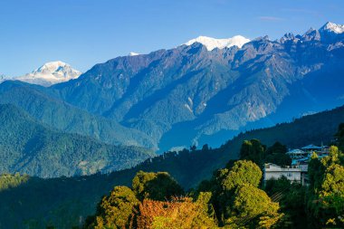 Ravangla 'daki Himalaya dağlarının güzel manzarası, Sikkim. Himalaya, Asya 'nın en büyük sıradağlarından biridir, çoğunlukla en yüksek 50 tepe, Everest dağı da dahil olmak üzere dünyanın en yüksek dağlarıdır..