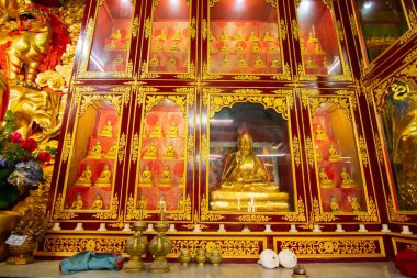 Goutam Buddha 'nın dini altın heykeli, Budist dini sembolü Sikkim Manastırı - Sikkim, Hindistan. İzinle resim çekimi.