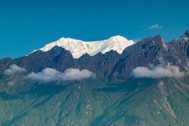 Dünya 'nın üçüncü en yüksek dağı olan Kangchenjunga, Himalaya' nın Sikkim, Hindistan 'dan güneye uzanan Kabru Dağı' nda güneşin doğuşunun güzel ilk ışığı. Nepal Hindistan sınırı.